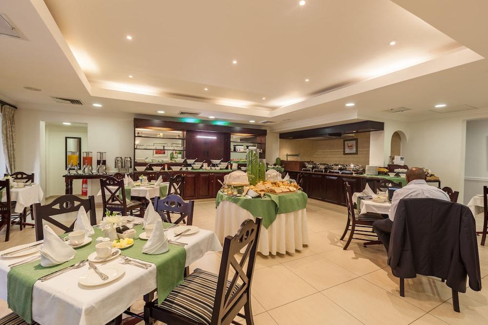 Courtyard Hotel Rosebank Johannesburgo Exterior foto